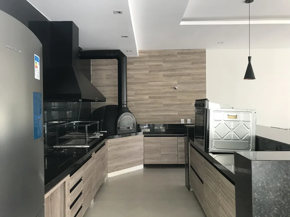 Espaço gourmet com churrasqueira e marcenaria, obra da HA Engenharia